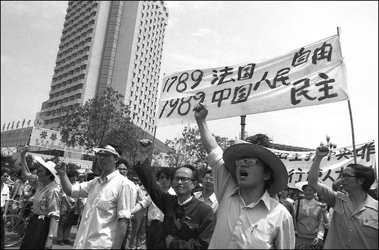 Manifs - Demonstrations . 01